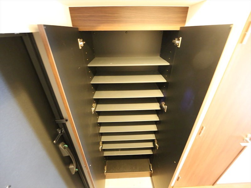 玄関　玄関　シューズボックス付（収納充実してます）