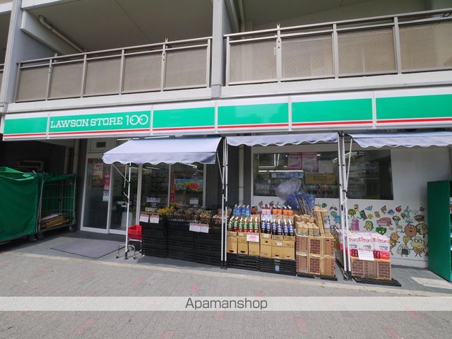 コンビニ　ローソンストア１００（コンビニ）まで592m