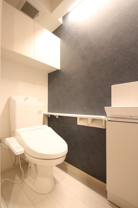 トイレ　落ち着いた色調のトイレです