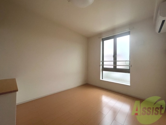 その他部屋・スペース　５．４帖の洋室です。広々として、きれいですね。