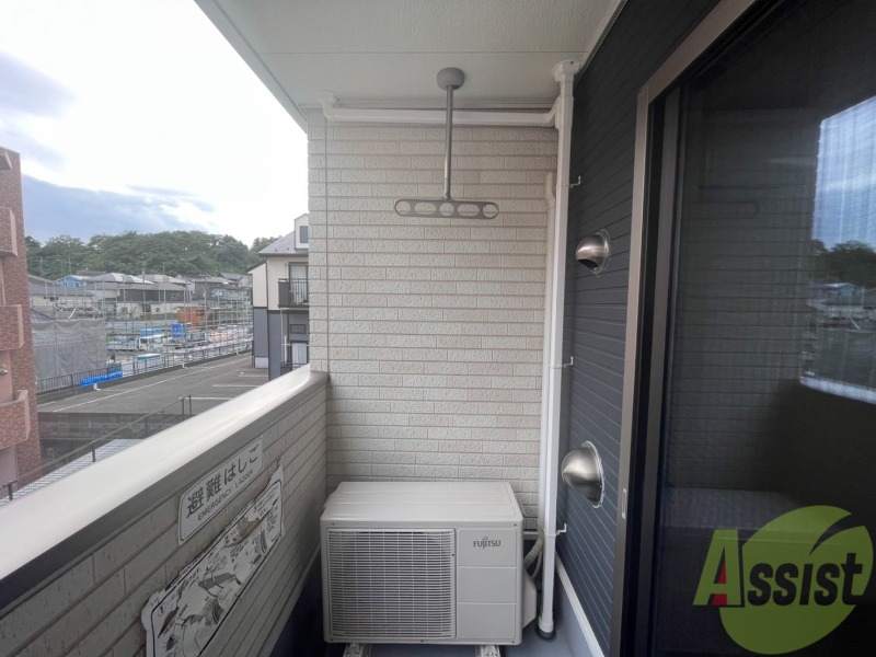 バルコニー　バルコニー。洗濯物がはかどりそうな広さがありますよ。