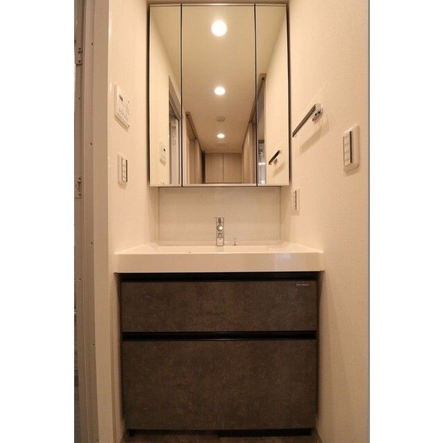 洗面設備　■キャビネット収納付きの多面鏡独立洗面台