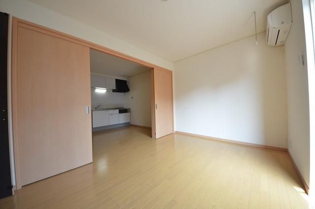 居室・リビング　洋室からリビング