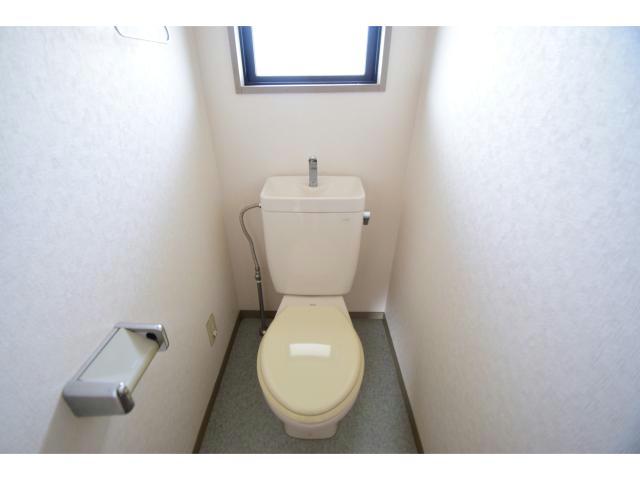 トイレ　トイレにも小窓があるので換気もラクチンですね♪