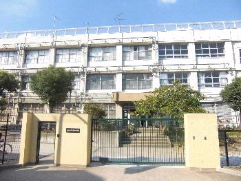 中学校　弥刀中学校（中学校）まで603m