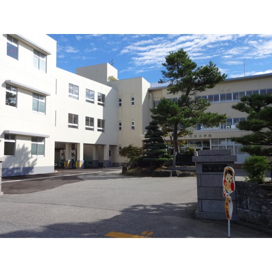 小学校　高岡市立牧野小学校（小学校）まで877m