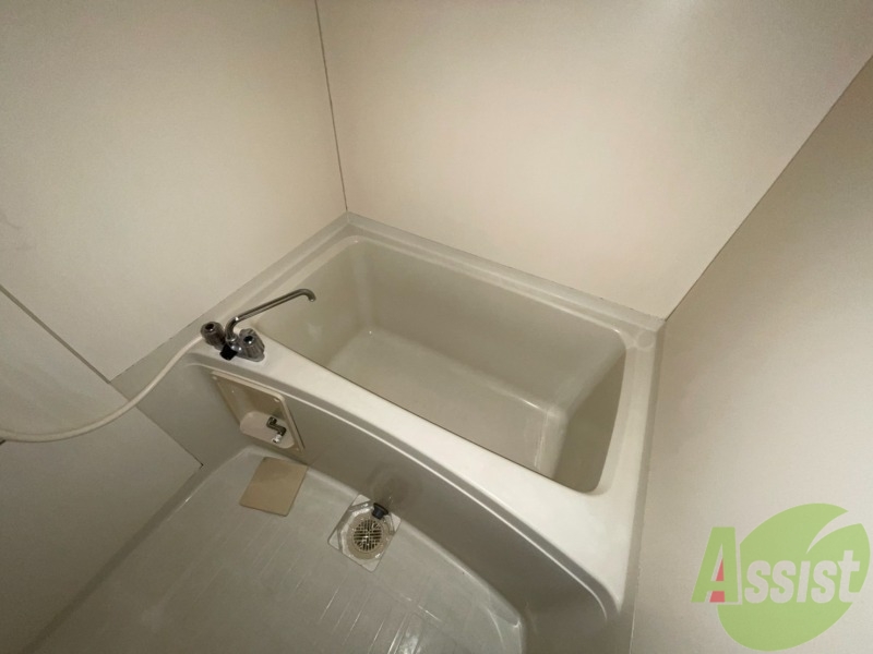 バス・シャワールーム　バスタブがいいサイズ感で、ゆったりと浸かれそうです。