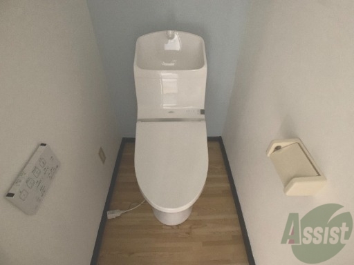 トイレ　温水洗浄便座なので快適に使用できそうですね。