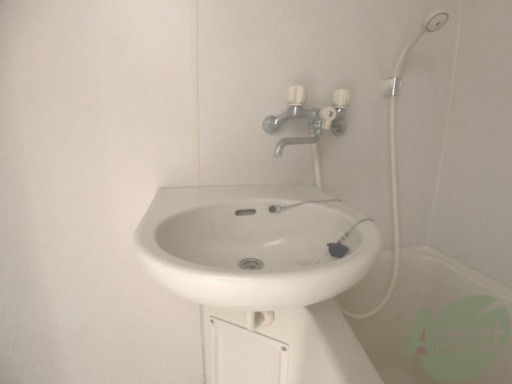 洗面設備　洗面台は浴室にあるのでお手入れが楽々です。