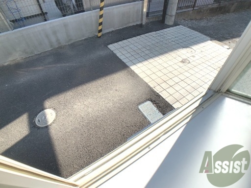 バルコニー　窓から撮影した１枚。雰囲気が伝わりますでしょうか。