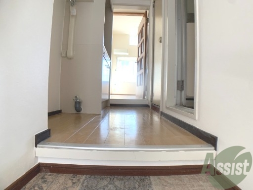 玄関　玄関から撮影しました。敷居が高くなくて安心ですね。