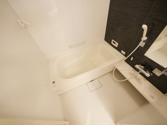 バス・シャワールーム　★鏡付の清潔感のあるバスルームです★