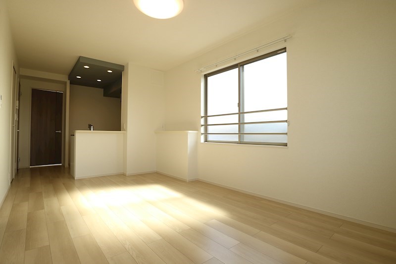 居室・リビング　同物件・反転タイプ写真