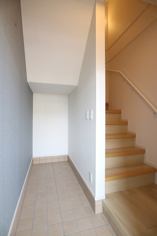 玄関　同物件・反転タイプ写真