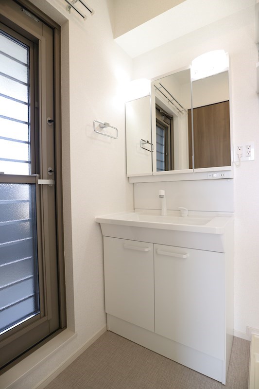 洗面設備　同物件・反転タイプ写真