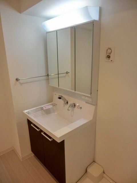 洗面設備　３面鏡、シャンプードレッサー付き独立洗面所