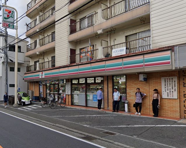 コンビニ　セブンイレブン（コンビニ）まで353m