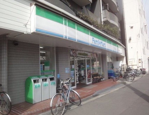 コンビニ　ファミリーマート 浦和仲町店（コンビニ）まで659m