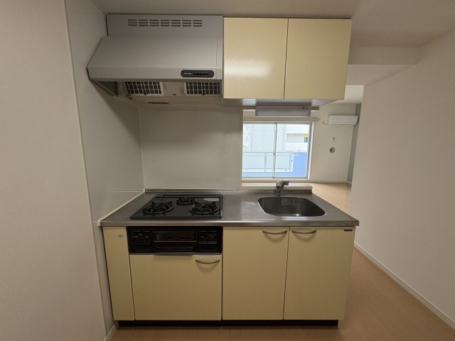 キッチン　入居中につき、同タイプのお部屋の参考写真となります