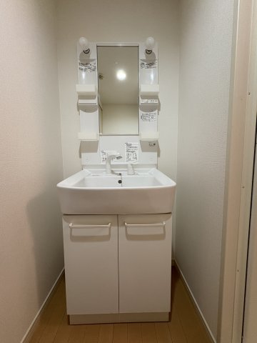 洗面設備　入居中につき、同タイプのお部屋の参考写真となります