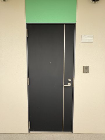 玄関　入居中につき、同タイプのお部屋の参考写真となります