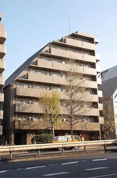 建物外観　鉄筋コンクリート造のガッチリとした建物。