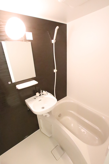 バス・シャワールーム　別室参考写真　追い焚き機能付きのバスルームです