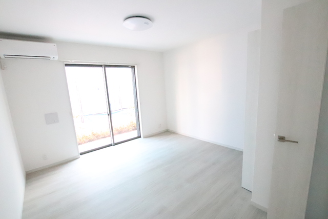 居室・リビング　別室参考写真　８．３帖の洋室です