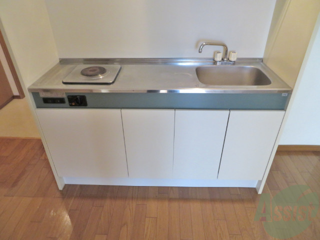 キッチン　電気コンロ設置済みで、すぐに生活が始められますね