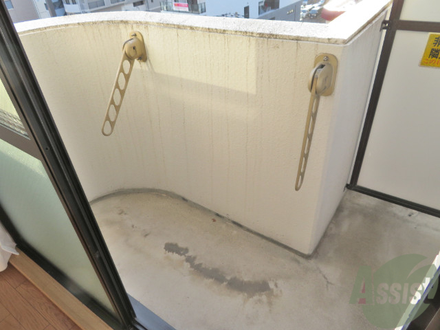 バルコニー　バルコニーも十分な広さがございますね。よく乾きそうです