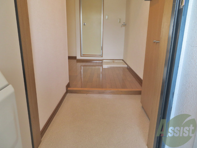 玄関　玄関回りも十分な広さですね。シューズボックスもあります