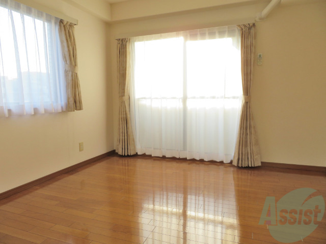 居室・リビング　２方向から光の射しこむ、陽当たりの良いお部屋でございます