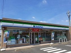 コンビニ　ファミリーマート（コンビニ）まで240m