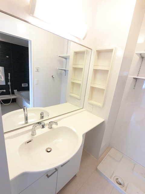 洗面設備　大型三面鏡付カウンター洗面化粧台です。