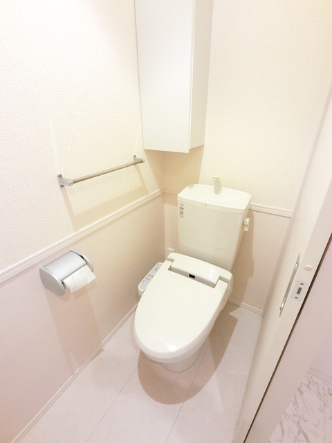 トイレ　冬でも温かく快適です。もちろん洗浄機能もついています。