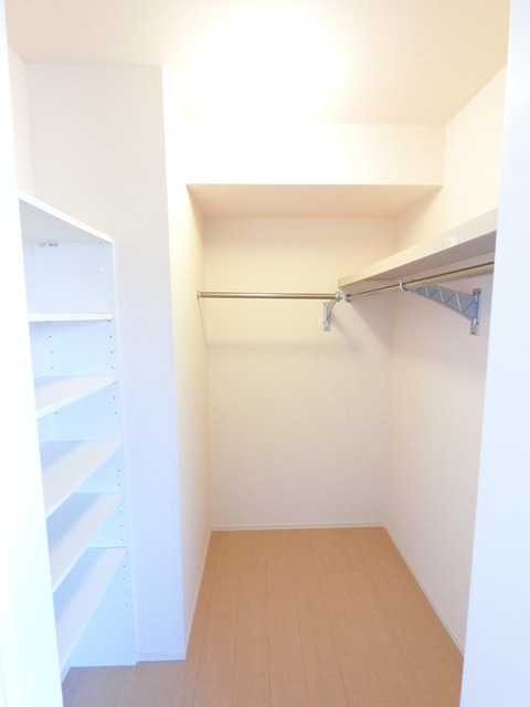 収納　衣類から大きな荷物までたくさん収納できます。