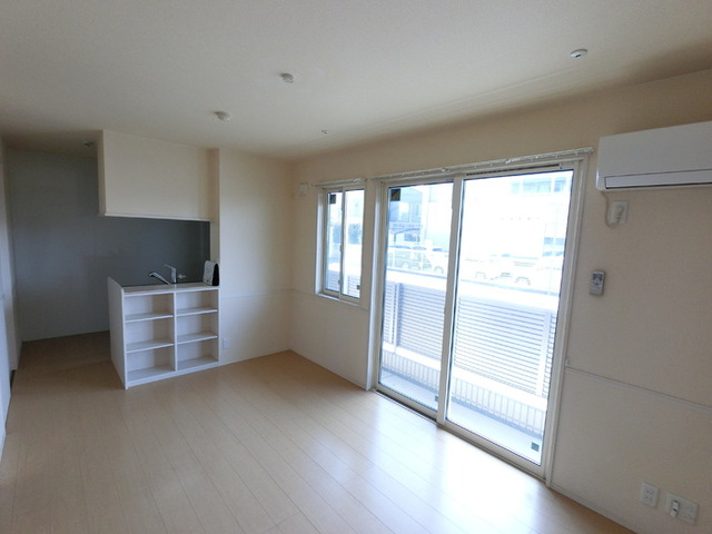 居室・リビング　明るいフローリングフロアです。