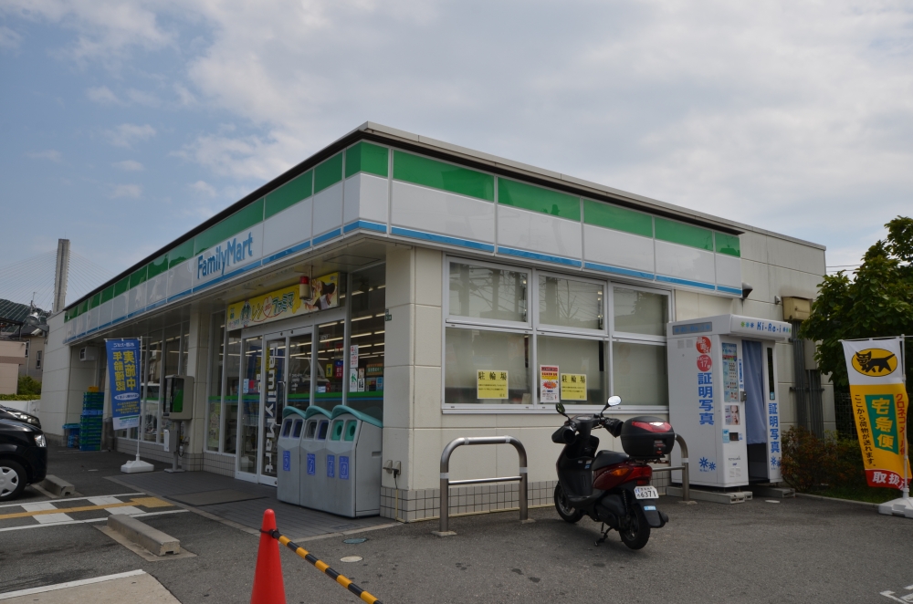 コンビニ　ファミリーマート川西中央店（コンビニ）まで371m