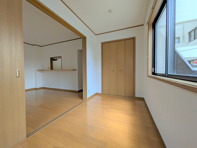 その他部屋・スペース　二面採光の洋室です