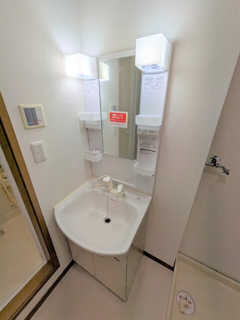 洗面設備　身支度に便利な洗髪洗面化粧台