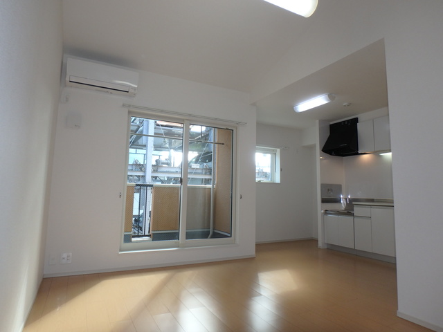 居室・リビング　採光も十分の明るいリビングスペース。