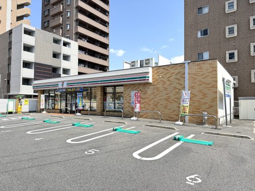 コンビニ　セブンレイブン中央通店（コンビニ）まで240m