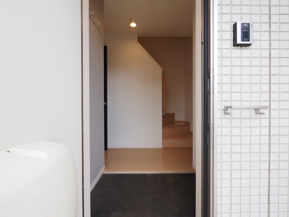 玄関　明るい玄関がお出迎えです☆
