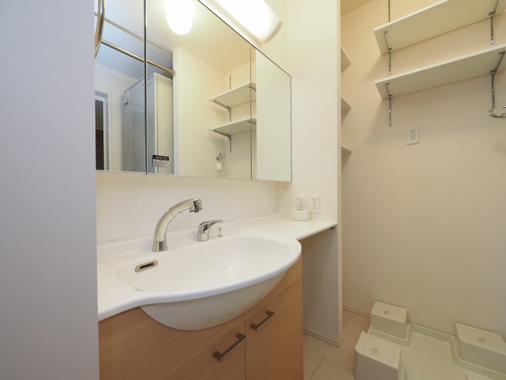 洗面設備　朝の身支度に便利な洗面台です♪