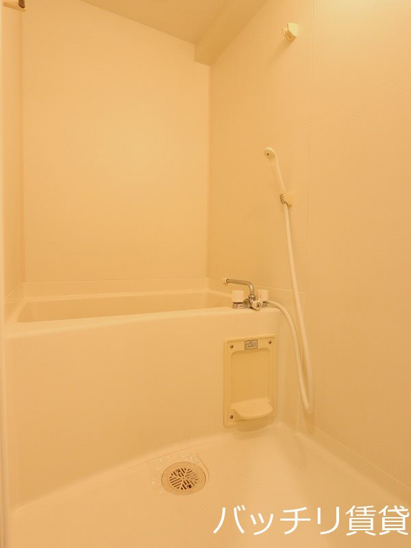 バス・シャワールーム　別号室タイプの為、現状を優先いたします