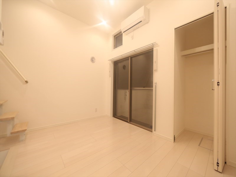 バルコニー　洋室6.0帖　エアコン付　収納充実　バルコニー