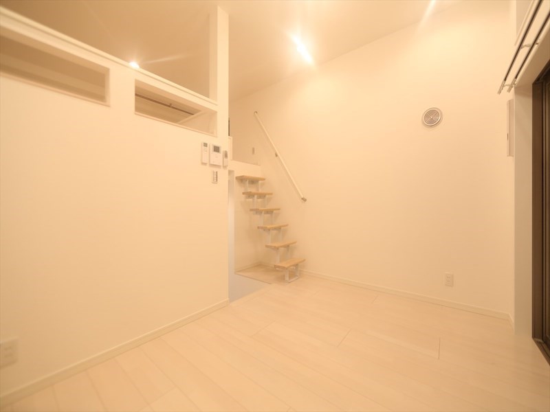 居室・リビング　洋室6.0帖　エアコン付　収納充実　バルコニー