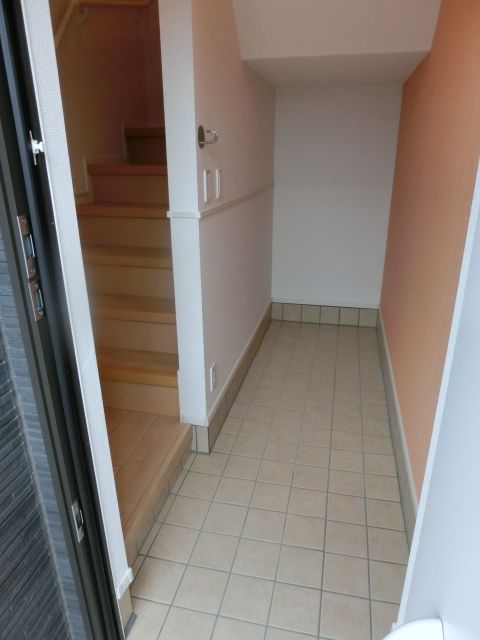 玄関　玄関には自転車も置けるスペースがございます