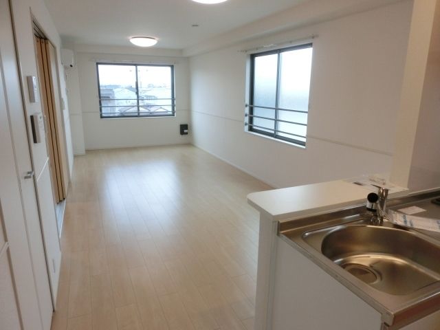 居室・リビング　開放的な16.2帖のリビング、明るい2面採光