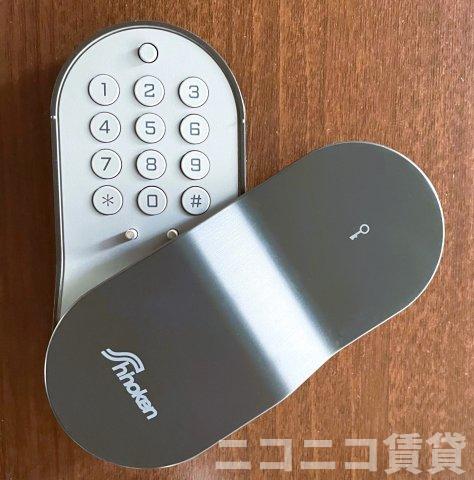 エントランス　オートロック付き。モデルルームの為、現状を優先致します。